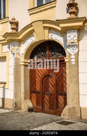 Eine alte mittelalterliche Tür in einem historischen Gebäude. Mit Metallornamenten. Stockfoto