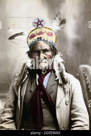 Geronimo (1829–1909) Halblanges Porträt, Vorderseite – Geronimo, der gebürtige amerikaner, den General Miles den 'menschlichen Tiger' nannte, c 1903. Stockfoto