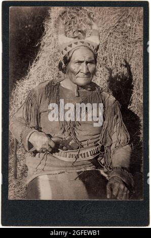 Geronimo (geb.1829 - gest.1909) – evokative Kabinettkarte, Foto von William E. Irwin. Chiricahua Apache, Kriegsgefangener in Fort Sill, Oklahoma. C 1890. Stockfoto