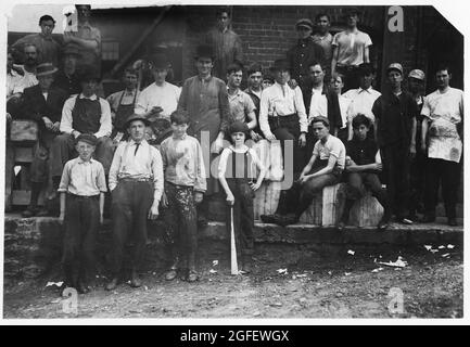 „die kleinsten Arbeiter, die ich in der Southland Shoe Factory, Lynchburg, Virginia, finden konnte“. – Lewis Hine, 1874-1940, Fotograf. Kinderarbeit. Mai 1911. Stockfoto