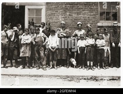 Einige der jungen Arbeiter in der West End Shoe Factory, Lynchburg, (Virginia). Kinderarbeit. Lewis Hine, 1874-1940, Fotograf. Mai 1911. Stockfoto