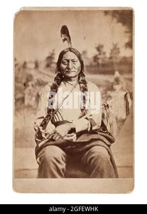 gebürtiger amerikaner: Sitting Bull Cabinet Card von O. S. Goff, um 1881. Sitting Bull war ein Anführer von Hunkpapa Lakota. 1831-1890. Stockfoto
