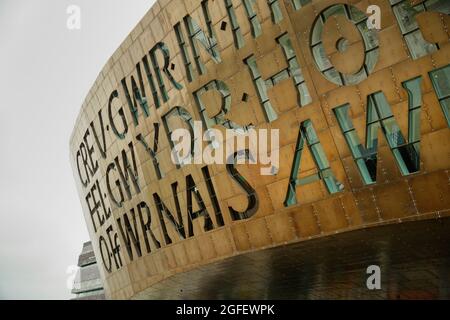 Das Wales Millennium Centre, in Cardiff Bay. Heimat verschiedener Kunstorganisationen, darunter die Welsh National Opera. „In These Stones, Horizons Sing“ Stockfoto