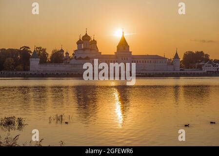 September Sonnenuntergang über dem Kloster Ipatiev. Kostroma, Goldener Ring Russlands Stockfoto