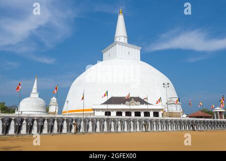 Das antike Ruwanwelisaya Dagoba (161-137 v. Chr.) an einem sonnigen Tag. Anuradhapura, Sri Lanka Stockfoto