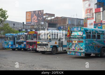 ANURADHAPURA, SRI LANKA - 07. FEBRUAR 2020: Mehrere srilankische Busse 'Lanka Ashok Leyland' auf dem Parkplatz des Busterminals am frühen Morgen Stockfoto