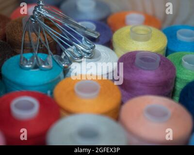 Viel Nähen von farbigem Faden. Gewinderollen. Bunte Fäden im Karton. Struktur des Nähzubehörs Stockfoto