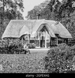 Ein Foto aus dem frühen 20. Jahrhundert von einem der Lodge-Hütten orne's am Eingang zum Anwesen von Lord Kenmare, jetzt im Killarney National Park in der Grafschaft Kerry, Irland Stockfoto