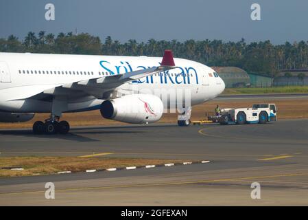 COLOMBO, SRI LANKA - 24. FEBRUAR 2020: Abschleppen eines Airbus A330-300 von SriLankan Airlines zur Start- und Landebahn des Flughafens Bandaranayke Stockfoto