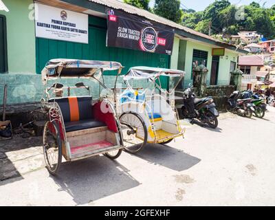 Ambon, Indonesien - Feb, 2018: Becaks, der traditionelle Transport in Indonesien. (Beca, Betjak, Betja oder Beetja). Es ist die indonesische Inkarnation Stockfoto