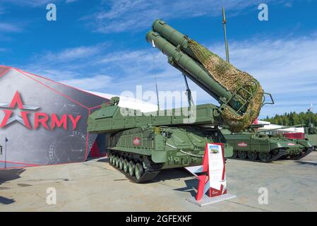 REGION MOSKAU, RUSSLAND - 27. AUGUST 2021: Selbstfahrender Raketenabwehrrakete 9A317M Buk-M3 auf der Exposition der Army-202 int Stockfoto