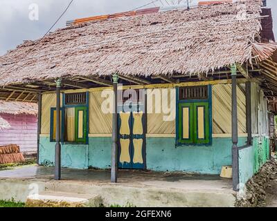 Kaitetu, Leihitu - Indonesien - Feb, 2018: Typisches Haus mit Reetgedeckten im historischen Dorf Kaitetu auf der Ambon Insel - Teil der Maluku Inseln o Stockfoto