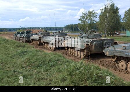 REGION MOSKAU, RUSSLAND - 27. AUGUST 2021: Eine Säule russischer Militärausrüstung für ein Demonstrationsprogramm auf dem Alabino-Übungsplatz Stockfoto