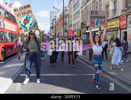 Extinction Rebellion Protestierende am Oxford Circus protestieren gegen den Klimawandel. Demonstranten, die mit Transparenten die Oxford Street entlang gehen. London Stockfoto