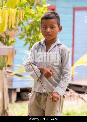 San Pedro, Brasilien - Sep 2017: Porträt eines Jungen mit Bogen und Pfeil- Einheimischer des Amazonas-Regenwaldes. Amazonien. Lateinamerika Stockfoto