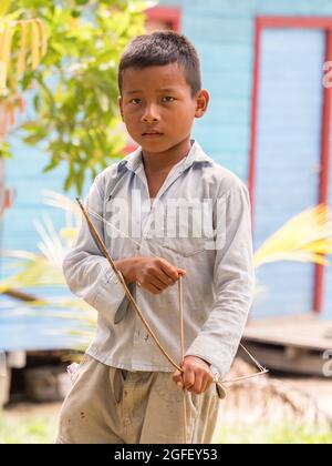 San Pedro, Brasilien - Sep 2017: Porträt eines Jungen mit Bogen und Pfeil- Einheimischer des Amazonas-Regenwaldes. Amazonien. Lateinamerika Stockfoto