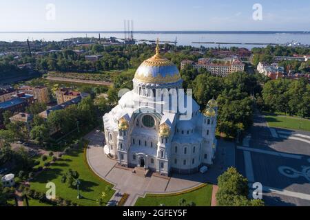 St. Nicholkkathedrale im Stadtbild am Augustmorgen (aufgenommen von einem Quadcopter). Kronshtadt, Russland Stockfoto