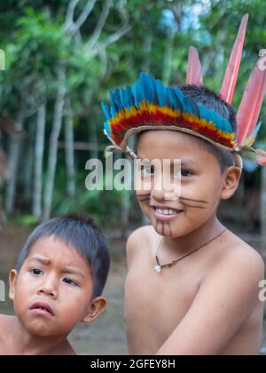 Iquitos, Peru - Dez 2019: Porträt von Jungen – einem Einwohner Perus. Bora, Nativa Bora Comunidad. Amazonien, Lateinamerika. Stockfoto