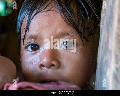 Iquitos, Peru - Dez 2019: Porträt eines kleinen Mädchens – einer Bewohnerin Perus. Yagua Stamm, Nativa Yahuas Comunidad. Amazonien, Lateinamerika. Stockfoto