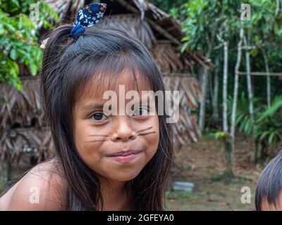 Iquitos, Peru - Dez 2019: Porträt eines Mädchens – einer Bewohnerin Perus. Bora, Nativa Bora Comunidad. Amazonien, Lateinamerika. Stockfoto