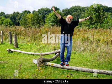 Älterer Mann bei einem Training auf einer öffentlichen Fitnessstrecke in einem Park. Sport und Bewegung in einem Park namens Vechtpark Stockfoto