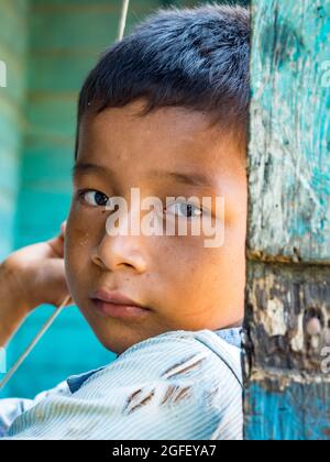 San Pedro, Brasilien - Sep 2017: Porträt eines Jungen, einer lokalen Bewohnerin des Amazonas-Regenwaldes. Amazonien. Lateinamerika Stockfoto