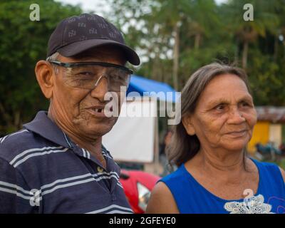 Tabatinga, Brasilien - Dez 2017: Portrait von Mann und Frau - Einheimischen des Amazonas-Regenwaldes - im Javari-Tal. Amazonien. Lateinamerika Stockfoto