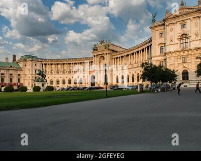 Wien, Österreich - 23. Mai 2017: Eine Mauer des Königlichen Bibliotheksgebäudes in Wien. Europa Stockfoto