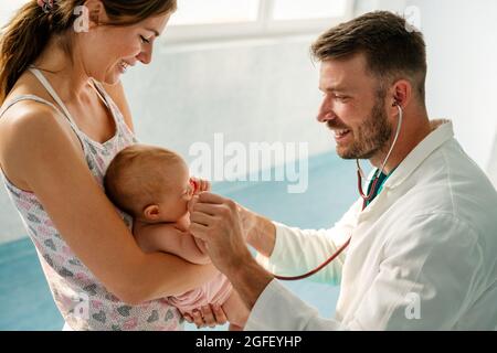 Pädiatrie Arzt untersucht kleines Baby. Gesundheitswesen, medizinische Untersuchung, Menschen Konzept Stockfoto