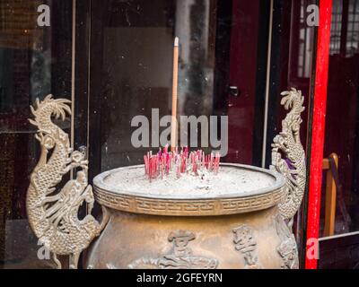 Taipei, Taiwan - Oktober 2016: Viele Räucherstäbchen im goldenen Räuchergefäß auf der Straße von Taiwan. Asien Stockfoto