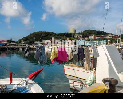 Fuji, Taiwan - Oktober 2016: Hängewäsche, die das Leben auf Fischerbooten im Fuji Fishing Harbour ist. Fischereihafen, Republik China, Taiwan, Asien Stockfoto