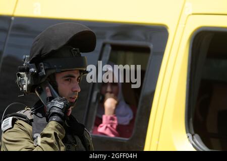 Nablus, Palästina. August 2021. Ein israelischer Soldat, der während des Demonstrationsgespräks am Telefon gesehen wurde.Palästinenser protestieren gegen den Bau einer neuen Straße für israelische Siedler und fordern auch die Entfernung des israelischen Außenpostens Eviatar in der Nähe von Beita, südlich von Nablus im Westjordanland. (Foto von Nasser Ishtayeh/SOPA Images/Sipa USA) Quelle: SIPA USA/Alamy Live News Stockfoto