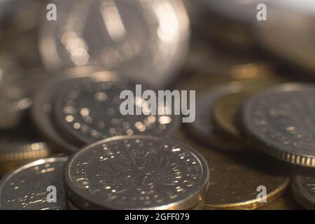 Verschwommenes Bild polnischer Münzen. Teilweise Fokus auf Eagle. Ideal für den finanziellen Hintergrund Stockfoto