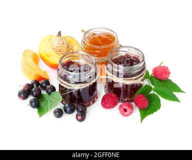 Marmelade in Gläsern und Beeren isoliert auf weißem Hintergrund. Stockfoto