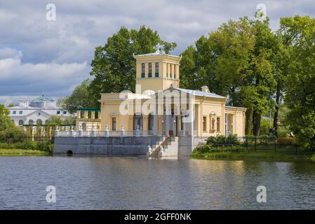 PETRODWOREZ, RUSSLAND - 29. MAI 2021: Blick auf den alten Zarizyn-Pavillon auf Olgas Teich an einem bewölkten Maitag. Peterhof Stockfoto