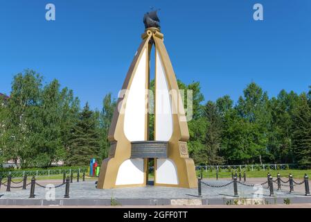 VELIKIE LUKI, RUSSLAND - 04. JULI 2021: Gedenkzeichen zu Ehren der ersten Erwähnung in den Annalen der Stadt Velikiye Luki an einem sonnigen Tag Stockfoto