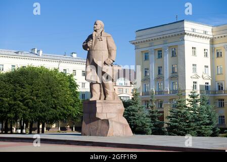 SMOLENSK, RUSSLAND - 05. JULI 2021: Denkmal für W. I. Lenin (Uljanow) auf dem zentralen Platz an einem sonnigen Julitag Stockfoto