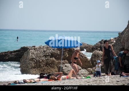 Sonnenbaden in einer kleinen Bucht im Mittelmeer, Nerja, Costa del Sol, Provinz Malaga, Andalusien, Spanien Stockfoto