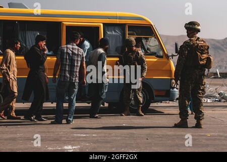 Marine im Krisenreaktionsprozess der Joint Task Force Evakuierte vom indischen Delegierten während einer Evakuierung am Hamid Karzai International Airport, Kabul, Afghanistan, August 23. US-Dienstmitglieder unterstützen das Außenministerium bei einer nicht-kämpferischen Evakuierungsoperation (NEO) in Afghanistan. (USA Marine Corps Foto von Sgt. Isaiah Campbell) Stockfoto