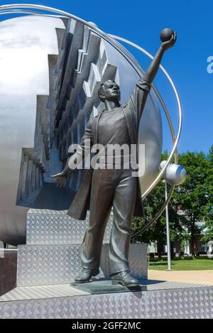 OBNINSK, RUSSLAND - 07. JULI 2021: Wissenschaftler hält ein Atom in seiner ausgestreckten Hand. Denkmal für die Pioniere der Kernenergie Stockfoto