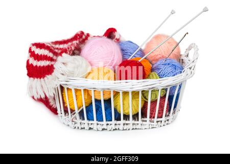 Korbkorb mit bunten Garnbällen isoliert auf weißem Hintergrund Stockfoto