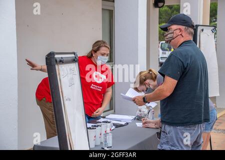 MARINESTÜTZPUNKT ROTA, Spanien (25. August 2021) Gemeindemitglieder des Marinestützpunkts (NAVSTA) Rota melden sich als Freiwillige an, um die Bedürfnisse von Evakuierten aus Afghanistan zu erfüllen. NAVSTA Rota unterstützt derzeit die Mission des Verteidigungsministeriums, um die sichere Ausreise und Umsiedlung von US-Bürgern, Visa-Empfängern für Sondereinwanderungen und gefährdeten afghanischen Bevölkerungen aus Afghanistan zu erleichtern. (USA Navy Foto von Mass Communication Specialist 1st Class Nathan Stockfoto