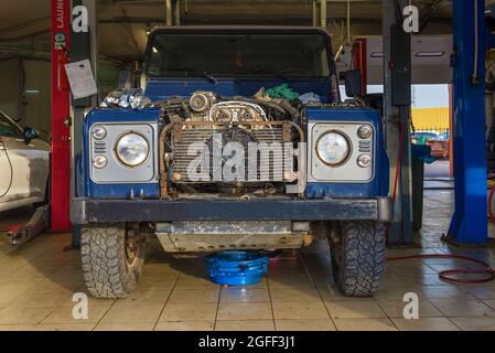 SANKT PETERSBURG, RUSSLAND - 10. AUGUST 2021: Alter Land Rover Defender auf einem Autoservice Stockfoto