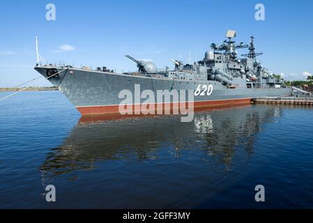 KRONSTADT, RUSSLAND - 11. AUGUST 2021: Der Zerstörer 'Bespokoyny' wird an einem sonnigen Sommertag vertäut. Patriot Park, Kronstadt Stockfoto