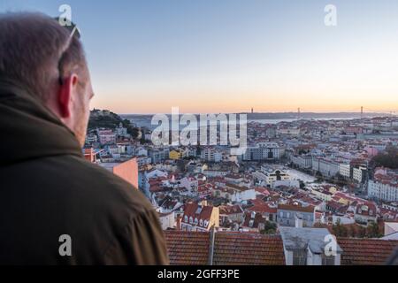 Spektakulärer Sonnenuntergang über der magischen Stadt. Lissabon, Portugal Stockfoto