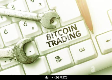 Schild mit Bitcoin-Handel. Wort für den Kauf und Verkauf von Kryptowährung in Aktien Markt Typing Device Bedienungsanleitung, Posting Product Stockfoto