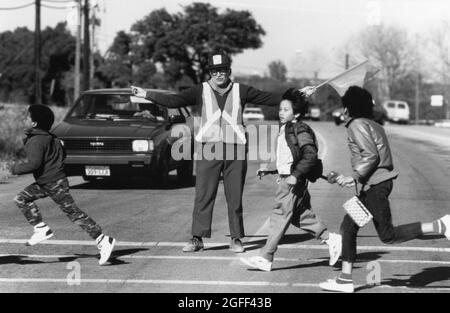 Austin Texas USA, um 1989: Pensionierter Mann arbeitet als Schulübergangswächter in der Nähe der Grundschule. Original in Farbe ©Bob Daemmrich Stockfoto