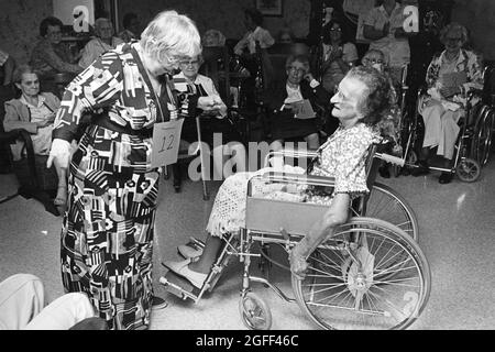 Austin Texas USA, um 1983: Das Pflegeheim veranstaltet eine „Rocking and Rolling for the American Heart Association“-Spendenfeier für Bewohner und Familienmitglieder. Die Bewohner Alice Norwood und Mary Barnes treten auf der Tanzfläche gegeneinander an. ©Bob Daemmrich Stockfoto