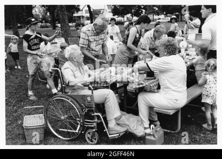 Waukesha Wisconsin um 1992: Alle Altersgruppen besuchen die McCauley Family Reunion im Stadtpark am Sommerwochenende. (Bobs Verwandte) ©Bob Daemmrich Stockfoto