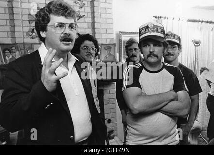 Austin Texas USA, um 1989: Union Steward im Gespräch mit streikenden Busfahrern und Mechanikern. ©Bob Daemmrich Stockfoto